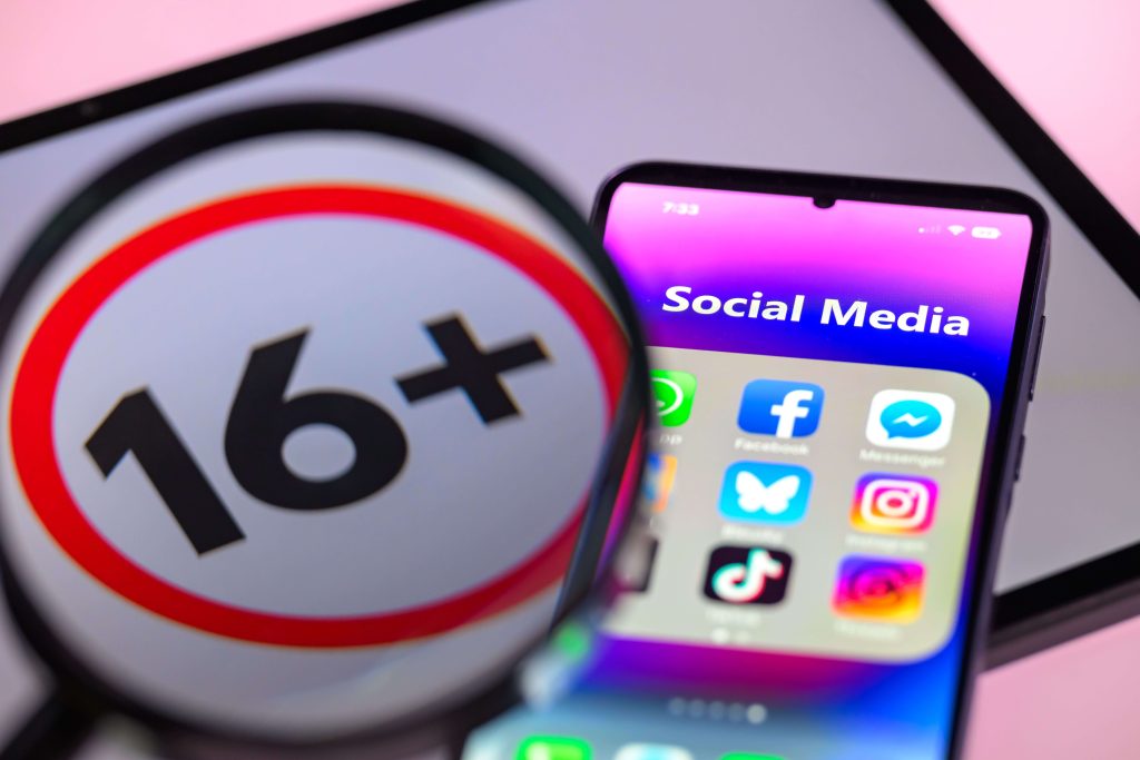 Australia Bans Teens From Facebook & Instagram